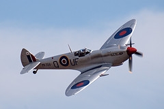O Spitfire foi considerado o mais famoso caça de combate da RAF. Foi desenvolvido em diversas versões. Alguns modelos do Spitfire atingiam até 740km/h e eram armados com 6 metralhadoras,além de tanques suplementares de combustível que aumentavam seu alcance. Em média possuía envergadura de 11,23m, comprimento: 9,12m, veloc. ma´x.: 587km/h, teto de serviço: 10.370m e alcance máx.: 635km.