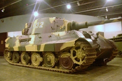 Sd.Kfz. 182 Panzerkampfwagen VI - Tiger II - Principais características: Um dos mais poderosos tanques participantes da Segunda Guerra Mundial também chamado pelos britânicos de "King Tiger". Sua blindagem permitia-lhe resistir a média e longa distância praticamente todo o arsenal blindado aliado e era completamente imune a qualquer tiro disparado por qualquer arma antitanque da época. O Tiger II era superior aos tanques russos T-34 e norte-americanos Shermans. Blindagem: 25,4 mm a 178 mm Velocidade: 41,5 km/h Armamento: Um Canhão Krupp calibre 88 mm KwK 43 L/71 e uma metralhadora MG34 (7,62 mm). Tripulação: 5: comandante, artilheiro, municiador, metralhador/rádio-operador e motorista.