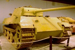 Panzer V (Panther) - Principais características: Projetado para substituir os PzKpfw III e PzKpfw IV visando superar os carros de combate russos T-34/76 e KV bem como os veículos aliados recentes. O Panther era maior e possuía melhor blindagem além de um canhão de 75 mm superando a contraparte Soviética. Foram produzidos 5.976 unidades comparadas a de seus adversários. Os T-34 russos - 65.000 unidades entre T-34/76 e T-34/85 e 49.234 Shermans norte-americanos. O Panther era um blindado poderoso e excepcional e destacava-se nos campos de batalha por possuir um alto poder de fogo a longa distância sendo muito temível a seus oponentes. - Blindagem: 16 mm (0,63 in) - 110 mm (4,3 in) - Velocidade: 55 km/h (34,2 mph) primeiras versões 46 km/h (28,6 mph) últimas versões - Armamento: Canhão Rheinmetall KwK 42 L/70 de 75 mm (3,0 in) e duas metralhadoras de 7,92 mm (0,31 in) MG34 - Tripulação: 5 - comandante, artilheiro, municiador, metralhador/rádio-operador e motorista