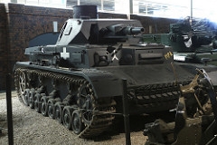 Panzer IV - Principais características: Carro de combate de médio porte de fabricação alemã e utilizado em larga escala durante a Segunda Guerra. Servi a como apoio a infantaria possuindo um canhão de 75 mm de cano curto mas incapaz de disparar contra a blindagem de outros blindados. Com a invasão da União Soviética em 1941 o Panzer IV não era páreo para combater os tanques soviéticos T-34 e o KV-1. - Blindagem: 10 a 80 mm - Velocidade: 38Km/h - Armamento: Canhão KwK 40 L/48 de 75 mm com 87 projéteis e duas metralhadoras MG34, de 7,92 mm com 3.192 projéteis. -Tripulação: