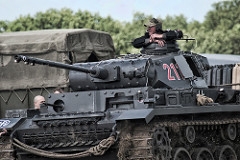 Panzer II - Principais características: Carro de combate leve empregado como solução intermediária. Foi projetado com base no modelo Panzer I. Era maior que seu antecessor e em sua torre localizava-se um canhão antitanque de 20 mm. Possuía comprimento de 4,8 m, largura de 2,2 m e altura de 2,0 metros e um motor Maybach HL-TR de seis cilindros com 140 hp. - Blindagem: 5 a 14.5mm - Velocidade: 40 km/h - Armamento: Um canhão de 20mm KwK 30 ou KwK 38 L/55 e uma metralhadora 7,62mm MG34 - Tripulação: