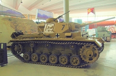 Panzer III - Principais características: Considerado um tanque médio que possuía um bom desempenho e razoável blindagem, armamento e mobilidade. Possuía 5,52 m de comprimento, 2,90 m de largura e 2,5 m de altura e um motor Maybach HL 120 TRM de 296 hp. Seu canhão de 50 mm não conseguia penetrar a blindagem do tanque Soviético T-34 a não ser utilizando um projétil com a ponta de tungstênio. Seu sucessor, o Panzer IV já vinha equipado com um canhão de 75 mm. - Blindagem: 50 mm - Velocidade: 40 km/h estrada e 19 km/h em terra - Armamento: Canhão de 50 mm e 2 metralhadoras MG34 de 7.62mm - Tripulação: Sua tripulação era constituída de 5 homens: artilheiro, carregador , comandante, operador de rádio e o motorista.