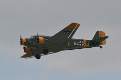 Junkers Ju 52 foi uma aeronave alemã com motor a pistão fabricado entre 1932 e 1945 pela empresa Junkers. Foi projetado para o transporte de 17 passageiros. A Junkers produziu mais de 4.000 unidades para utilização civil e militar. Durante a Segunda Guerra foi utilizado para o transporte de tropas e suprimentos para a frente Oriental (Stalingrado), ou para o norte da África (Afrika Korps). O Ju 52 participou na Operação Merkur (invasão alemã da ilha de Creta) no ano de 1941 para transportar os paraquedistas. A Operação foi considerada um sucesso mas a um custo alto pois houve muitas baixas de paraquedistas além de mais da metade de seus aviões, cerca de 493, foram danificados ou destruídos. Em função dos resultados dessa Operação, a Alemanha não realizou mais grandes ofensivas utilizando tropas aerotransportadas. Especificações Técnicas ( model: Junkers Ju 52/1m ce): Tripulação: 3 - dois pilotos e um operador de rádio, capacidade: 17 passageiros ,comprimento:18,50 m, envergadura: 29,50 m, altura:4,65 m, velocidade máxima:195 km/h, velocidade de cruzeiro:160 km/h, teto de serviço:3 400 m
