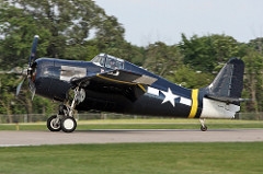 Grumman F4F Wildcat foi um dos principais caça de combate fabricado pelos Estados Unidos baseado em porta-aviões. Atuou como avião de ataque e escolta, nos primeiros anos da Guerra do Pacífico, durante a II Guerra Mundial. O Wildcat entrou em operação em 1940 e inicialmente foi utilizado pelos britânicos no teatro de Operações Europeu. em 1941, após o ingresso dos EUA na Guerra do Pacífico, desempenhou importante papel durante o primeiro ano e meio de guerra. Especificações Técnicas: tripulação: 1 comprimento: 8,8 m,altura: 2,8 m, peso carregado: 3.617 kg,motor:: 1 × Pratt & Whitney R-1830 -86 duas fileiras motor radial, 1.200 hp,velocidade máxima: 515 km / h,teto de serviço: 10.363 m, armamento: 6 × 0,50 em (12,7 mm) AN / M2 metralhadoras Browning
