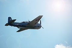 Grumman TBF Avenger - Aeronave utilizada por aviadores da Marinha dos EUA em todo o Teatro de Operações do Pacífico durante a Segunda Guerra. Foi largamente utilizada em missões de bombardeio e de ataque ao solo. Seus pilotos o apelidaram de “Perua Grávida” por apresentar uma estrutura robusta. O Avenger assumiu perigosas missões de combate, realizando investidas em baixas altitudes, diretas e em baixas velocidade contra navios carregados de armamentos anti-aéreos. Além disso, trouxe a salvo à base inúmeras tripulações. Especificações Técnicas: Envergadura: 16,5m, comprimento: 12,2m, motor: Wright R-2600-8 Double Cyclone 14 cil, radial refrigerado a ar, veloc. Ma´xima: 436 km/h, teto: 6.527m, autonomia de voo: 1955 km, armamentos: uma metralhadora de disparo frontal cal .30, uma .50 na torre traseira, uma ventral instalada na barriga da aeronave com cal .30 montada em suporte flexível, 908 kg de bombas, cargas de profundidade ou torpedos.