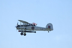 Swordfish foi um torpedeiro britânico de ataque naval utilizado durante a Segunda Guerra. Apesar de seu designer antigo, o Swordfish foi o responsável por grandes vitórias da aviação naval britânica. Participou no afundamento do Couraçado Bismarck, e do ataque ao Gneisenau eScharnhorst, além do ataque a frota italiana estacionada em Taranto. Tinha preferência entre seus pilotos pois era de fácil pilotagem e controle. Especificações Técnicas: comprimento: 10,87 m ,envergadura:13,87 m, altura:3,76 m, velocidade máxima: 230 km/h, alcance bélico: 840 km ,teto máximo: 5 030 m, metralhadoras / Canhões: 1 x metralhadora Vickers 7,7 mm (0,303 in) de tiro frontal 1 x metralhadora Lewis ou Vickers K de 7.7 mm no cockpit traseiro,foguetes: 8 x RP-3 (Mk.II e posteriores) de 27,2 kg (60,0 lb), bombas:1 x torpedo de 760 kg (1 680 lb) ou 700 kg (1 540 lb) de minas ou bombas sob a fuselagem e asas.