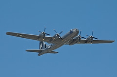O Boeing B-29 Superfortress foi o maior bombardeiro produzido e utilizado pela Força Aérea dos Estados Unidos durante a 2ª Guerra e Guerra da Coréia. Esse avião também foi utilizado para o transporte das bombas atômicas para os ataques as cidades de ataque às cidades de Hiroshima e Nagasaki. Possuí, dentre outras características, a cabine pressurizada, sistema central de controle de fogo e metralhadoras controladas por controle remoto. Foi desenvolvido para ser um bombardeiro diurno de alta altitude mas, na prática, realizou mais missões incendiárias noturnas de baixa altitude. Especificações Técnicas: tripulação: 11 - piloto, co-piloto, bombardeiro, engenheiro de voo, navegador, operador de radiotelegrafo, observador de radar, artilheiro da direita, artilheiro da esquerda, controlador de tiro central e artilheiro da cauda,comprimento: 30,18 m, envergadura: 46,03 m, altura: 8,45 m, peso de decolagem: 60 560 kg, motor: 4x - pistão radial turbocharged,velocidade máxima: 574 km/h,velocidade total em Nó: 575 km/h,alcance bélico: 5 230 km, teto de serviço: 9 710 m, armamentos:metralhadoras/canhões: 10x .50 M2 Browning de 12,7 mm (0,500 in) em torres controladas remotamente 2x .50 M2 e um canhão M2 (HS.404) de 20 mm (0,787 in) (canhão posteriormente removido) na torre da cauda bombas: 9 000 kg (19 800 lb) de carga padrão.