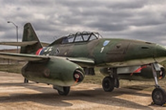 O Messerschmitt Me 262 foi o primeiro caça a jato a entrar em uso operacional no final da Segunda Guerra. Em termos tecnológicos, esse avião estava à frente da época em termos de projeto e desempenho, porém, não teve a devida prioridade, chegando tarde demais para mudar o curso da guerra. O Me 262 conseguiu ter sucesso aos numerosos bombardeiros e caças aliados. Apesar de atingir uma velocidade superior a 900 km/ carecia muito de manobrabilidade. A maioria dos Me 262 derrubados durante a guerra se perderam em combates a baixa velocidade ou quando realizavam curvas. Os únicos aviões aliados capazes de enfrentá-lo a altura seriam o inglês Gloster Meteor e o americano P-80 Shooting Star. Porém nunca os enfrentou, deixando o primeiro duelo jato versus jato para a guerra da Coréia. Entretanto, aviões como o Hawker Tempest, o Typhoon (ambos ingleses) e o P-51 Mustang americano enfrentaram-nos com êxito nos céus da europa. Especificações Técnicas: comprimento:10,60 m, envergadura: 12,60 m, altura:3,50 m, peso carregado: 6 473 kg, motor: 2 x turbojatos Junkers Jumo 004 B-1, velocidade máxima:900 km/h, alcance:1 050 km ,teto máximo:11 450 m, armamentos: metralhadoras / canhões:4 x canhões Mk 108 de 30 mm (1,18 in),foguetes: 24 x R4M de 55 mm (2,17 in),bombas:2 x de 250 kg (551 lb) ou 2 x de 500 kg (1 100 lb) no modelo A-2ª.